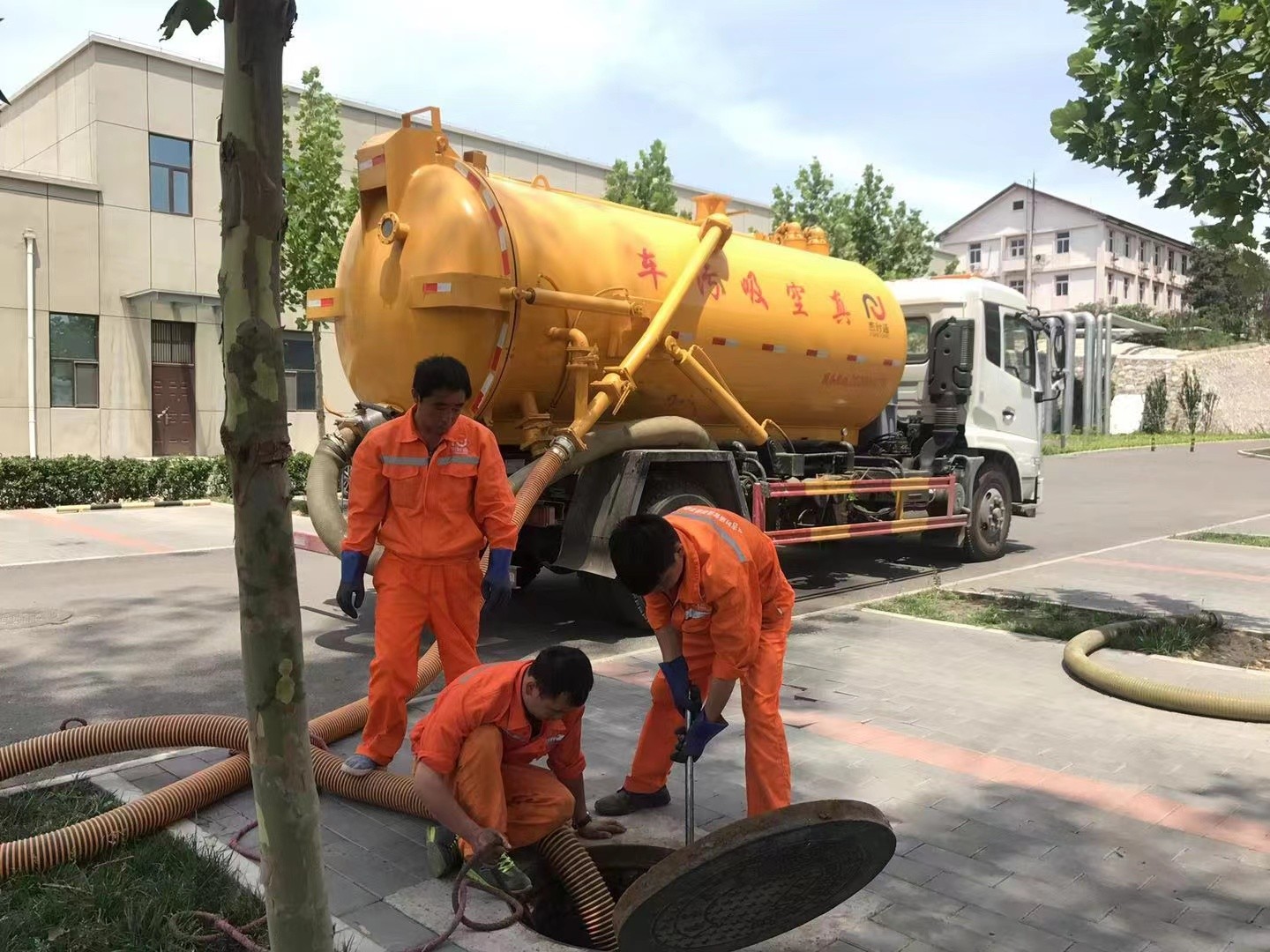 屯城镇管道疏通车停在窨井附近